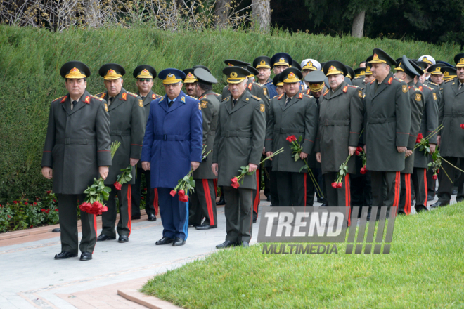 Azərbaycan ictimaiyyəti ulu öndər Heydər Əliyevin vəfatının ildönümündə Fəxri xiyabanı ziyarət edir. Bakı, 12 dekabr 2015